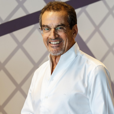 Dr. Carlos Aparicio